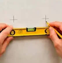 Traçage des points au mur avec un niveau